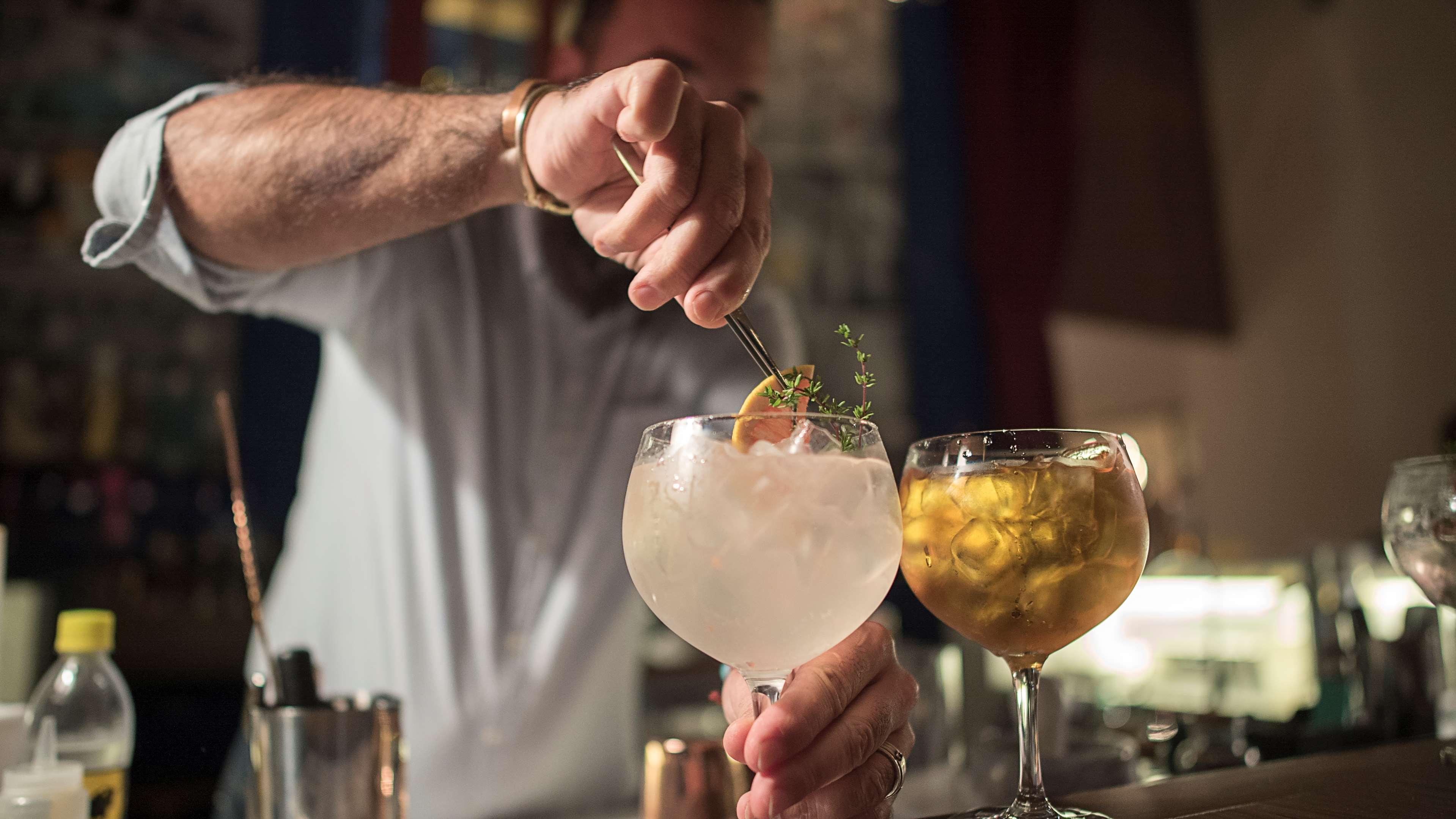 Hyatt Centric Montevideo Hotel Eksteriør billede A bartender preparing a cocktail